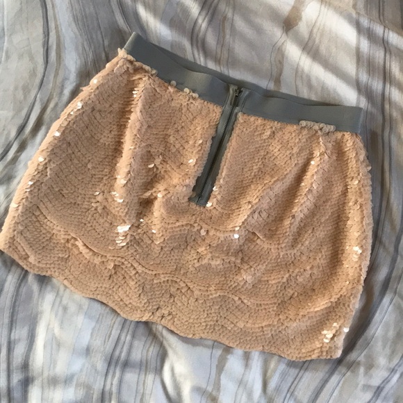 BCBG Micahela sequin soft pink mini skirt with elastic waist and back zip S/4 - Picture 3 of 8